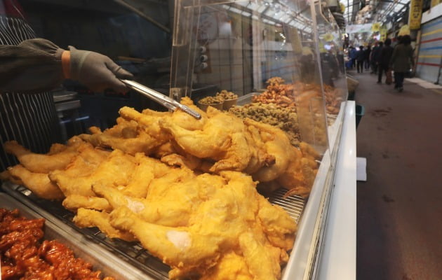 서울의 한 전통시장 내 치킨매장에 갓 튀겨진 치킨이 진열되어 있다. /뉴스1