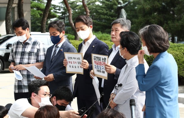 국회 교육위원회 소속 더불어민주당 의원들은 지난 4일 국민대의 김 여사 논문 조사 결과에 대한 규탄 성명을 내고 총장실을 방문했다. / 사진=뉴스1