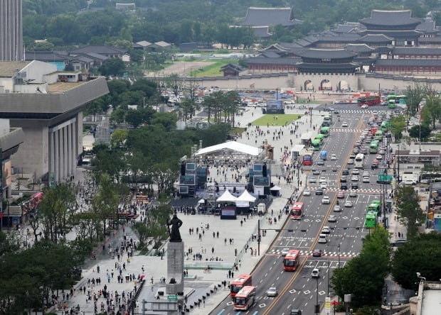 서울 광화문광장이 개장한 6일 시민들이 시민들이 광장을 걸으며 주말을 만끽하고 있다. /뉴스1