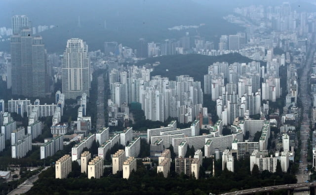 서울 송파구 롯데월드타워 서울스카이에서 바라본 강남구 아파트 단지 모습.  /사진=뉴스1