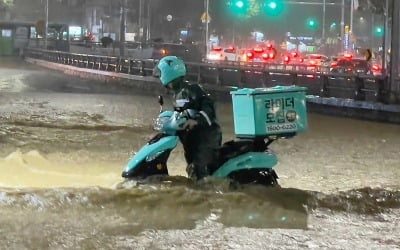 "기사 못 구해 흙탕물 헤치고 배달"…폭우가 부른 역대급 대란