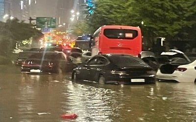 역대급 폭우에 침수차량 '급증'…손해보험株 '울상'