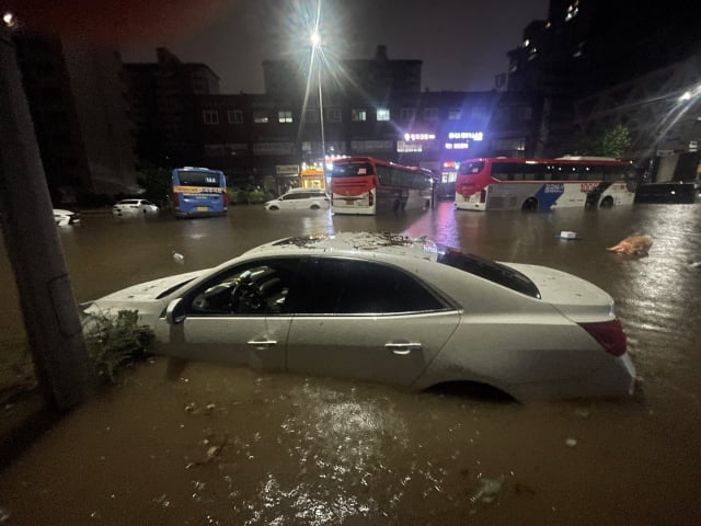 8일 서울 서초구 진흥아파트 인근 도로가 침수돼 차량이 물에 잠겨 있다. / 사진=뉴스1
