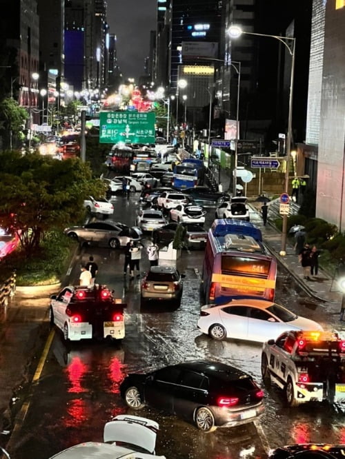 지난 8일 밤 집중호우로 서울 강남대로에서 침수된 차량들이 도로에 멈춰서 있는 모습. / 사진=뉴스1