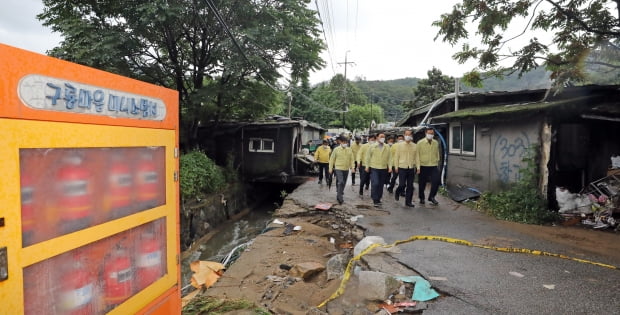 한덕수 국무총리가 9일 서울 강남구 구룡마을에 방문해 폭우로 인한 피해 현황을 점검하고 있다. 사진=뉴스1