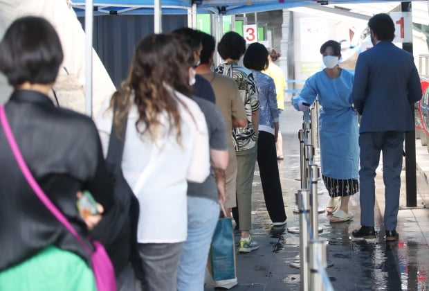  10일 오전 서울 용산구보건소 신종 코로나바이러스 감염증(코로나19) 선별진료소에서 시민들이 검체 검진을 받기 위해 줄을 서고 있다. 사진=뉴스1