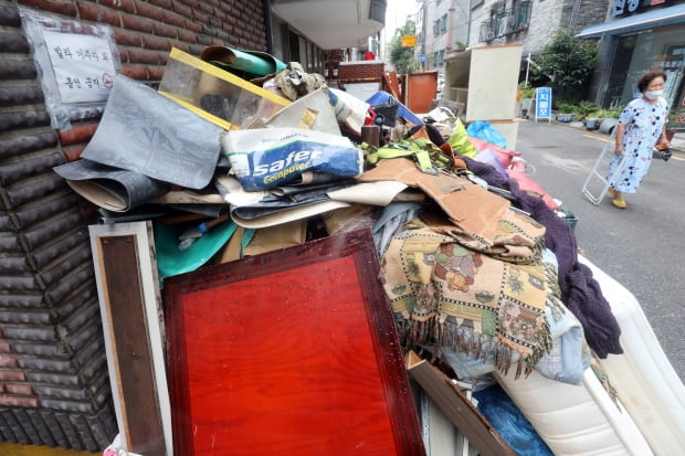 11일 오전 서울 관악구 신사동 저지대 침수 주택가 골목에 수해로 발생된 쓰레기들이 쌓여있다.  사진=뉴스1