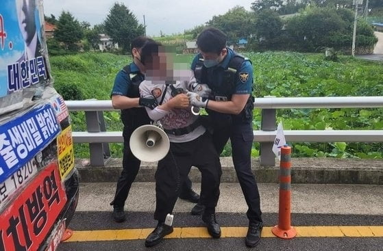 지난 16일 오전 문재인 전 대통령 사저가 있는 양산 하북면 평산마을 앞 도로에서 흉기를 휘두른 60대 남성이 경찰에 체포되고 있다. 사진=뉴스1