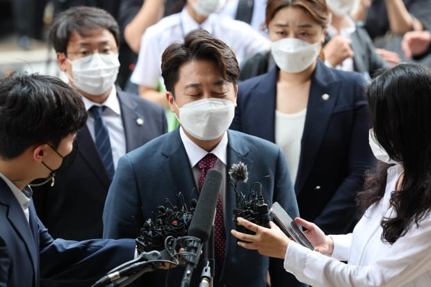 이준석 전 국민의힘 대표가 17일 당 비상대책위원회 효력을 정지해달라며 낸 가처분 신청 사건 심문에 출석하기 위해 서울 양천구 남부지방법원에 도착, 취재진 질문에 답하고 있다.(사진=뉴스1)