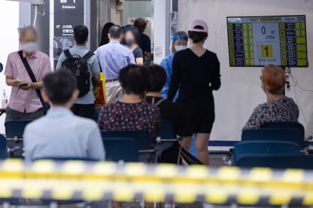 서울 강남구보건소에 마련된 선별진료소를 찾은 시민들이 검사 순서를 기다리고 있다.(사진=뉴스1)