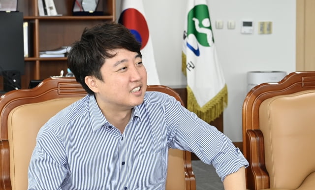 이준석 전 국민의힘 대표가 29일 오전 대구 달성군의회를 방문해 최재훈 달성군수와 면담하고 있다. / 사진=달성군 제공 