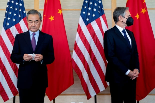지난 7월 인도네시아 발리에서 열린 G20 외교장관 회의에서 토니 블링컨 미국 국무장관과 왕이 중국 외교부장이 서로 다른 곳을 보고 있다. 사진=AFP