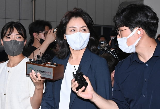 이재명 더불어민주당 의원의 배우자 김혜경씨가 지난달 23일 오후 경기 수원시 장안구 경기남부경찰청에서 '법인카드 유용 의혹' 관련 조사를 마치고 나오고 있다. 사진=뉴스1
