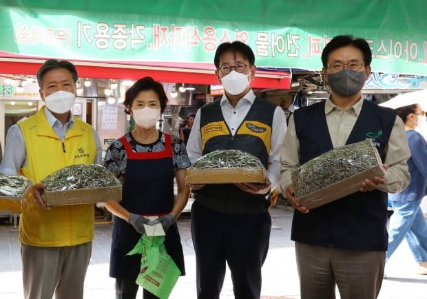 1일 남성사계시장에서 열린 추석맞이 '전통시장 사랑나눔 행사'에서 (왼쪽 첫번째)이재열 상인회장, (왼쪽 세번째) 이재근 KB국민은행장, (왼쪽 네번째) 유원식 희망친구 기아대책 회장이 남성사계시장 상인과 기념촬영을 하고 있다. 국민은행 제공