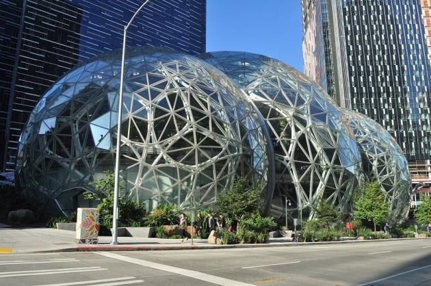 아마존의 스피어스(Spheres) 건물은 직원에게 쾌적한 환경을 제공한다.