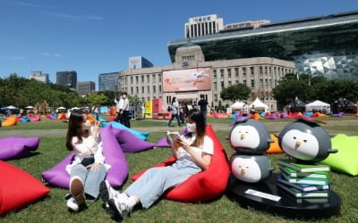 [포토] 책 읽는 서울광장…가족 휴식공간으로 탈바꿈