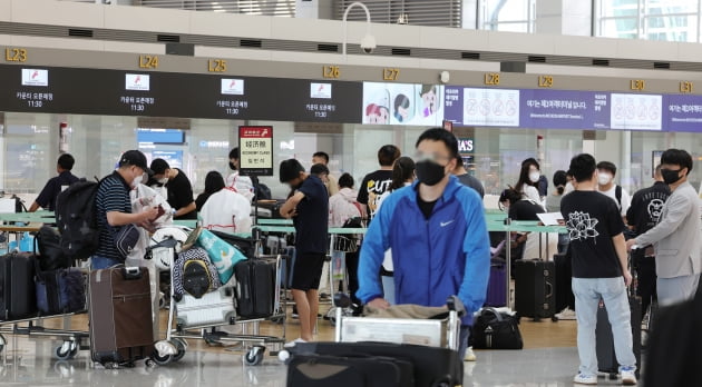 [포토] 공항 탑승수속 기다리는 여행객들