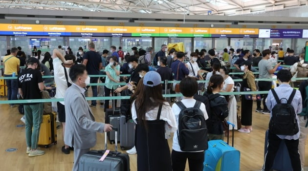 [포토] 코로나 의무검사 폐지 D-1…북적이는 인천공항