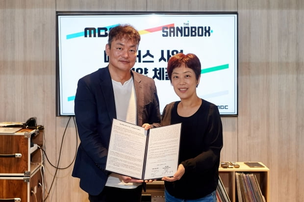 지난 1일 MBC 스마트센터에서 박재훈 MBC 미래정책실 신사업전략 파트장(좌)과 이승희 더 샌드박스 코리아 대표(우)가 메타버스 사업 파트너십(MOU) 체결식을 진행하고 있다. / 사진=더 샌드박스