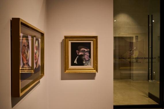 '존 에드워즈 초상화의 습작'(1989). 베이컨이 말년에 완성한 작품으로, 자신의 친구인 존 에드워즈를 그렸다. 침팬지 같은 머리와 귀는 에드워즈의 호기심 많은 성격을 상징한다. 텅 비어보이는 어두운 배경과 인물의 대비를 통해서는 삶과 죽음을 묘사했다. 크리스티 제공