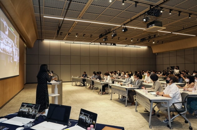 아워홈 마곡 본사에서 진행된 사내 강연회에 구지은 부회장(맨 앞줄 가운데)를 비롯한 임직원들이 참석해 김소형 스탠퍼드 대학교 교수의 강연을 경청하고 있다.