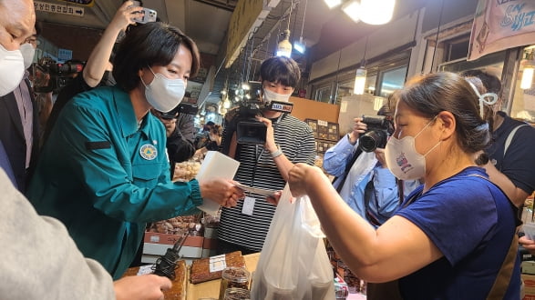 이영 중소벤처기업부 장관이 온누리상품권으로 추석 물품을 구매하는 모습 .사진=강경주 기자