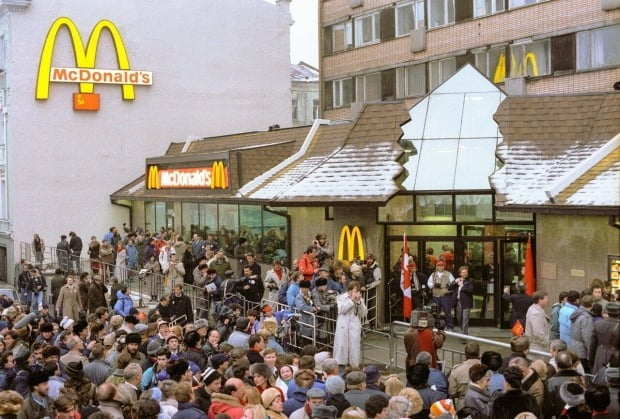 러시아에 맥도날드 매장이 첫 개장한 1990, 러시아 국민들이 '자본주의의 맛'을 보기 위해 길게 줄을 서 있다. 사진=연합뉴스