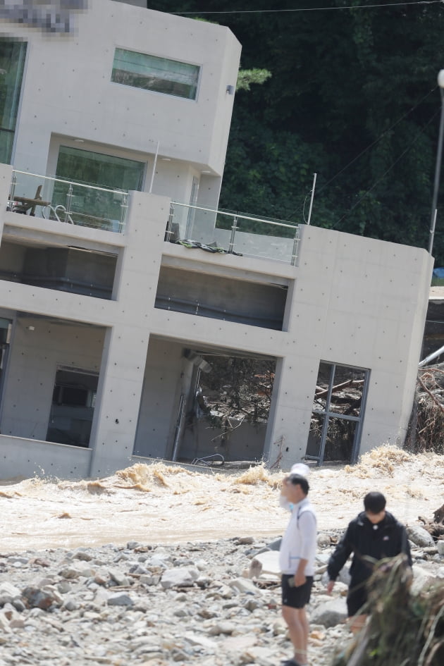 태풍 '힌남노' 영향으로 6일 경북 포항시 남구 오천읍의 한 풀빌라가 물에 떠내려가 있다. /사진=연합뉴스