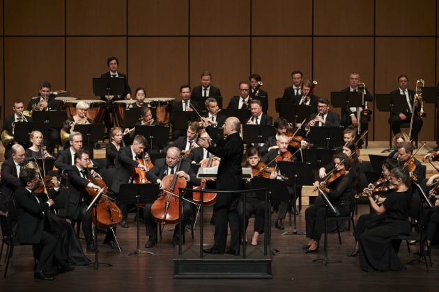 5일 경기아트센터에서 연주하고 있는 파보 예르비와 에스토니안 페스티벌 오케스트라./경기아트센터 제공 