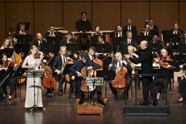 5일 경기아트센터 대극장에서 파보 예르비가 이끄는 에스토니안 페스티벌 오케스트라가 브람스의 '이중 협주곡'을 연주하고 있다. /경기아트센터 제공 
