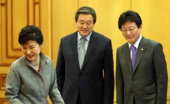 박근혜 대통령이 2005년 2월10일 오전 청와대를 방문한 새누리당 지도부와의 접견에서 인사를 나눈 뒤 자리로 향하고 있다. 오른쪽부터 유승민 원내대표, 김무성 대표.  사진=한경DB