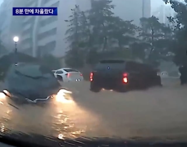 포항시 남구 인덕동 아파트 지하주차장 출입구 쪽에 주차돼있던 차량 블랙박스 영상. / 사진=JTBC