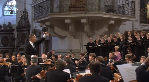 클라우디오 아바도 지휘의 베를린 필하모닉 오케스트라가 1999년 모차르트 <레퀴엠> 中 '눈물의 날'을 연주하는 모습. 사진=Deutsche Grammophon - DG