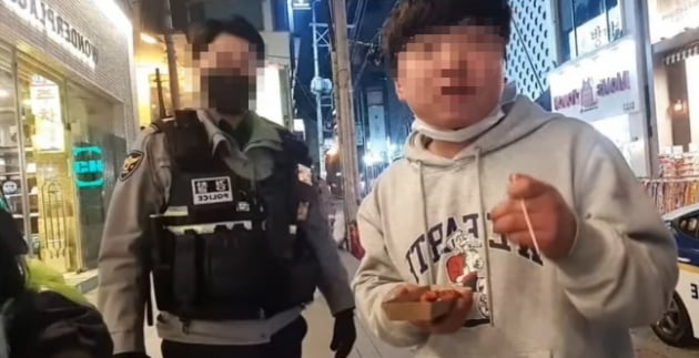 지난 3월 16일 충북 청주시 일대 상가 거리를 돌아다니며 유튜브 방송을 하던 주모(25·오른쪽)씨가 신고를 받고 출동한 경찰관들과 언쟁을 벌이고 있는 모습. /캡처=유튜브