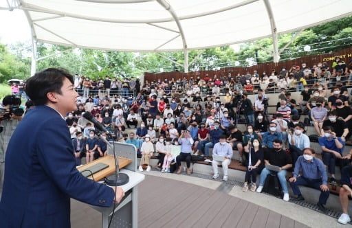 이준석 전 국민의힘 대표가 지난 4일 대구 김광석 거리에서 당원들과 만나 발언하고 있다.연합뉴스