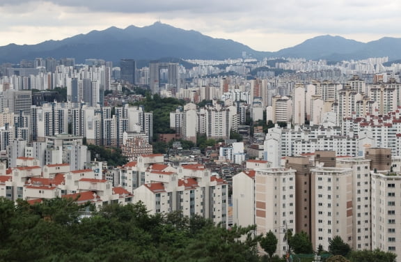 서울 인왕산에서 바라본 서울 시내 아파트 모습. 사진=연합뉴스