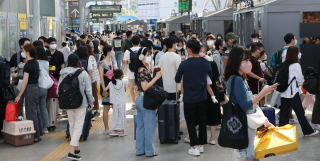 추석 명절 연휴를 하루 앞둔 8일 오전 서울 중구 서울역 승강장이 귀성객들로 붐비고 있는 모습. /  사진=김범준 기자