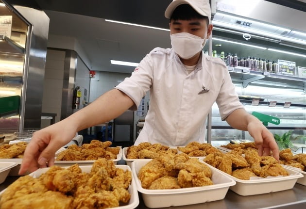 서울 송파구 롯데마트 제타플렉스점에서 직원이 초저가 치킨을 진열하고 있다./사진=연합