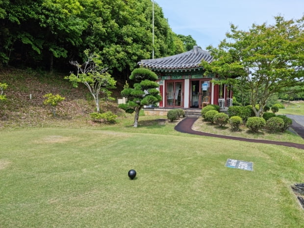 일본 나라현에 있는 코마CC의 그늘집. 팔각정을 본따 만들어 한국적 향취가 가득하다. 신한금융그룹