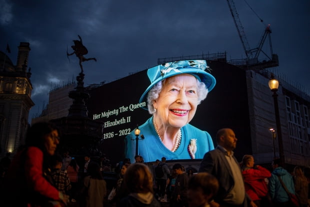 8일(현지시간) 영국 런던 피카딜리서커스에 엘리자베스 2세 여왕의 서거를 애도하는 화면이 띄워져있다. 사진=EPA