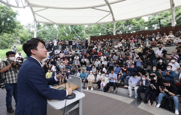 이준석 전 국민의힘 대표가 4일 오후 대구 중구 김광석길 콘서트홀에서 가진 기자회견에서 발언하고 있다. 뉴스1