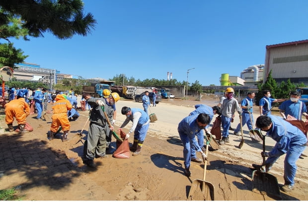 경북 포항시 남구 포스코 포항제철소 2문 앞에서 직원들이 폭우로 쌓인 흙을 치우고 있다. 연합뉴스