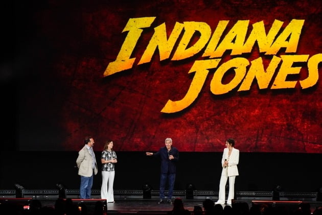 인디아나존스 5편에 등장할 80세 배우 해리슨 포드(왼쪽에서 세번째)가 관객들에게 소감을 말하고 있다.  디즈니 제공