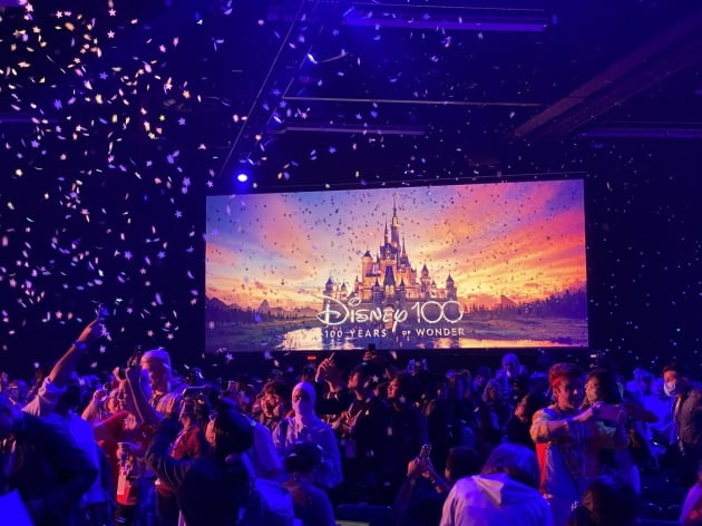 디즈니 100주년을 기념해 열린 'D23 엑스포'에서 차기 개봉작 소개가 끝난 뒤 참가자들이 환호하고 있다.  애너하임=서기열 특파원