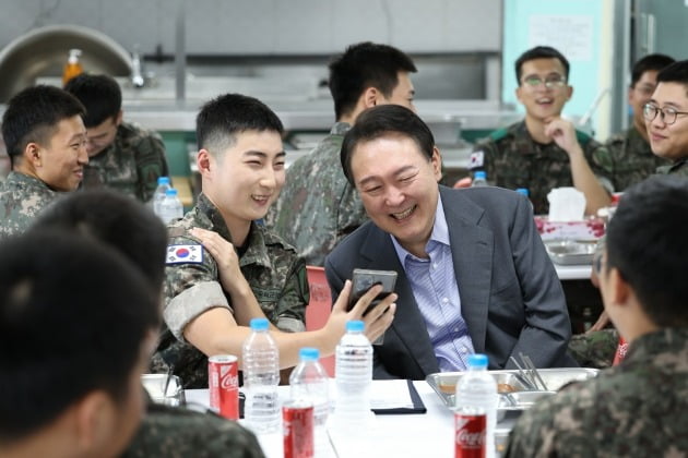 윤석열 대통령이 추석인 10일 수도방위사령부 예하 방공중대를 찾아 장병들과 오찬을 하던 중 한 장병의 부모님과 영상통화를 하고 있다. 대통령실 제공