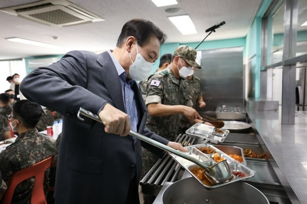 윤석열 대통령이 추석인 10일 수도방위사령부 예하 방공중대를 찾아 장병들과 오찬을 함께하기 위해 식판에 음식을 담고 있다. 대통령실 제공)