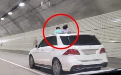 "부모가 무식"…달리는 차 선루프 밖으로 아이들 '불쑥' [아차車]