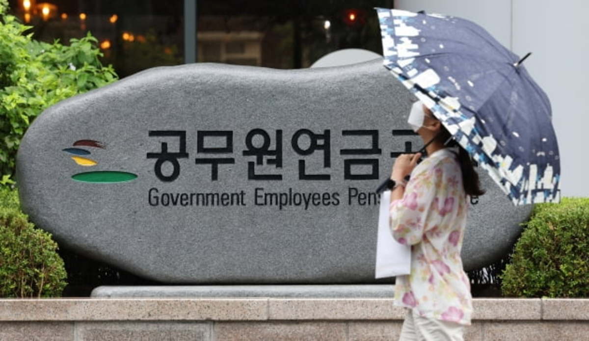 공무원들 어쩌나…이제 퇴직해도 연금 못 받게 생겼다 | 한국경제