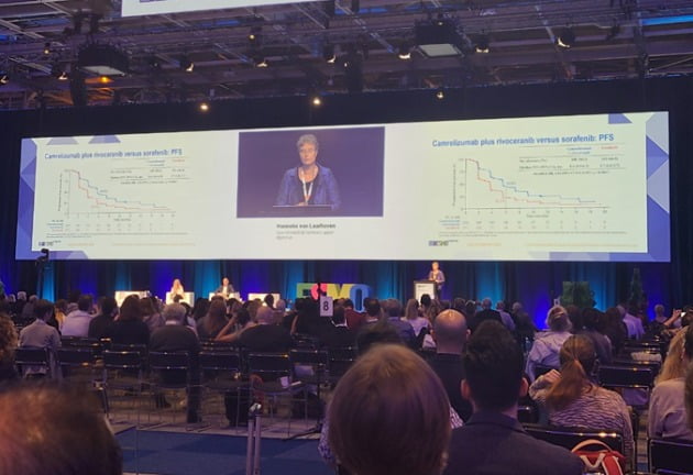 ESMO에서 하이라이트 논문으로 선정된 리보세라닙과 캄렐리주맙 임상 3상 결과가 발표되고 있다. / 사진 제공=HLB