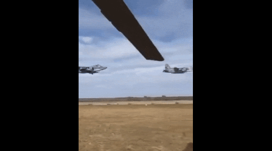 러시아 군으로 추정되는 전투기 두 대가 나란히 한 쌍을 이뤄 이륙하다 추락하는 모습. / 영상=트위터